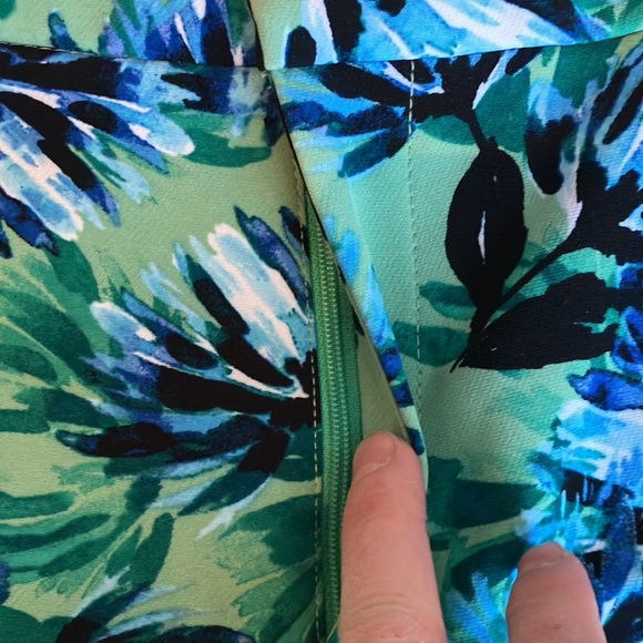 Fabulous Banana green black blue & white floral shorts w/front zip & pockets - Picture 3 of 8